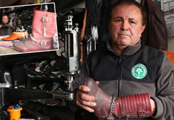 4 kızını zorlukla okutan ayakkabı tamircisi, üniversitedeki kız öğrencilerden ücret almıyor