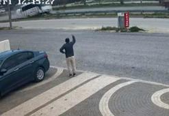 Hafif ticari aracın çarptığı midibüs devrildi, 7 kişi yaralandı; kaza kamerada