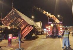 Büyükçekmece TEM Otoyolu'nda TIR devrildi; şoförü yaralandı