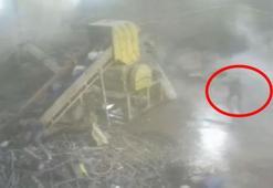 Devrilen 20 tonluk su varilinin altında kalmaktan son anda kurtuldu; o anlar kamerada