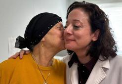 Bir gecede ses telleri felç olan anneyi doktor kızı iyileştirdi