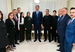 Bakan Kurum, depremzede ailenin yeni evine misafir oldu