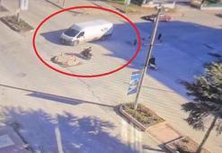 Motosikletin minibüse çarptığı kaza kamerada