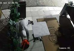 Yanındaki çocuğa dükkanın önündeki paspas ve kovayı çaldırdı; o anlar kamerada