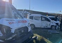 Ambulans ile hasta yakınının kullandığı hafif ticari araç çarpıştı