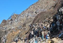 Zonguldak’ta denize sıfır eski çöp alanındaki atıklar sahillere saçılıyor