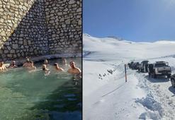 Off-road ekibi, kışın ortasında 50 derece sıcaklıktaki kaplıcada yüzdü