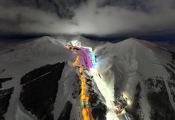 Palandöken'de iftar sonrası rengarenk pistlerde kayak