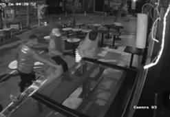 Kadıköy'de kafe önüne bırakılan çilekleri tadına bakıp çaldılar