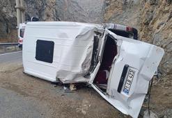Hakkari-Çukurca kara yolunda minibüs takla attı: 1’i ağır 4 yaralı