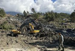 Muğla'da toprak kayması; yol ulaşıma kapatıldı