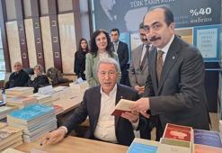 Hulusi Akar, 'Külliye'de Ramazan' etkinliklerinde imza gününe katıldı