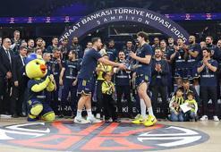 Fenerbahçe Beko kupasını aldı