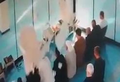 Camide cemaatin üzerine asma tavan parçaları düştü; olay anı kamerada