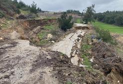 Manisa'da Sülüklü Göl yolunda toprak kayması; yol ulaşıma kapatıldı
