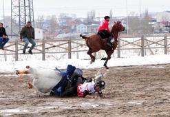 Çamurlu sahada bata çıka cirit
