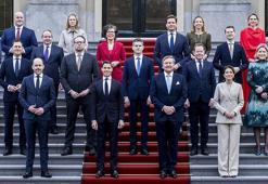 Hollanda'da yeni azınlık hükümeti yemin etti