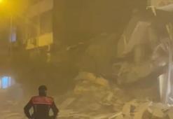 Ağır hasarlı bina, yıkım sırasında çöktü