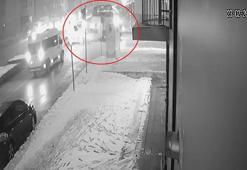 Minibüs ile hafif ticari aracın çarpıştığı kaza kamerada; 2 yaralı