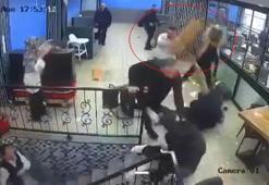 Kafede karşılaşan husumetli iki grup, birbirlerine masa ve sandalyelerle saldırdı; o anlar kamerada