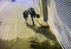 Kaldırımda yürüyen anne ile kızı, çöken binadan savrulan beton parçalarından kaçarak kurtuldu