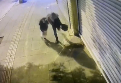 Kaldırımda yürüyen anne ile kızı, çöken binadan savrulan beton parçalarından kaçarak kurtuldu