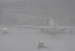 ABD'de yoğun kar yağışı nedeniyle 5 binden fazla uçuş iptal edildi