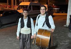 Yalova’da şalvar ve kuşak giyen öğrenciler, davul çalarak sahur geleneğini yaşatıyor