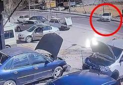 El freni çekilmeyen otomobil hareket edip kaldırıma çıktı, o anlar kamerada