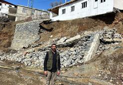 Yağış nedeniyle istinat duvarı çöktü, evin temeli ortaya çıktı