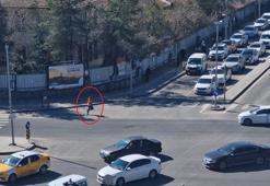 Tabanca ile kovaladığı husumetlisine peş peşe ateş etti; o anlar kamerada