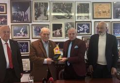 TMOK Anma ve Onurlandırma Komisyonu’ndan güreşin efsanesi Ahmet Ayık’a onur ödülü