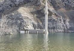 Baraj suları çekildi, ortaya çıkan köyde anılar tazelendi