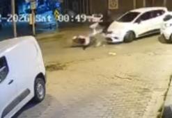 Zeytinburnu'nda motosikletlinin yaralandığı kaza kamerada