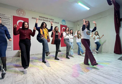 İtalyan öğretmenler zeybek oynayıp, horonu deneyimledi