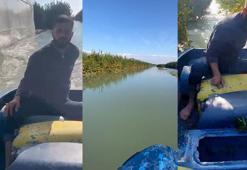 Sular altında kalan bahçesine kayıkla ulaştı