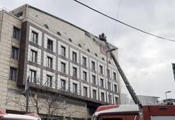 Merter Polisevi'nin çatısında çıkan yangın söndürüldü