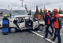 Yolcu minibüsü ile otomobil çarpıştı: 1’i ağır 4 yaralı