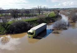 Edirne'de nehirlerin debileri düşüşe geçti: 3 gün mahsur kalan TIR şoförü kurtarıldı