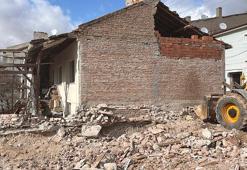 Yol genişletme çalışması sırasında evin bahçe duvarı yıkıldı