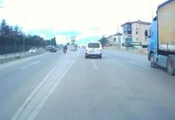 Otomobilin bariyere çarptığı kaza anı kamerada