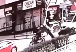 Kamyonet ve otomobile çarpıp takla atan motosikletin sürücüsü yaralandı; kaza kamerada