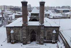 Erzurum kara teslim; yollar kapandı
