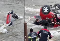 Hafif ticari araçla çarpışan otomobil, nehre uçtu; anne ile kızı yaralı