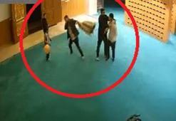 Ayakkabısını bulamayınca cami görevlilerine saldırdı