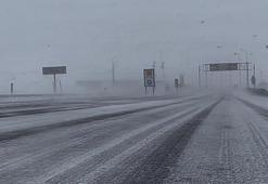 Ardahan'da Ilgar Geçidi, kar ve tipiden kapandı