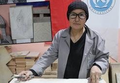 Hat sanatı hocası, tarihi Rum Yetimhanesi'nin bahçesinde kurulan atölyede taşa şekil veriyor