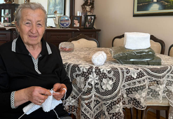 5 yıldır ördüğü boyunluklarla Mehmetçik’i ısıtıyor