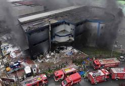 Silivri’de kauçuk fabrikasında çıkan yangın söndürüldü