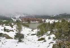 Spil Dağı, beyaz örtüyle kaplandı